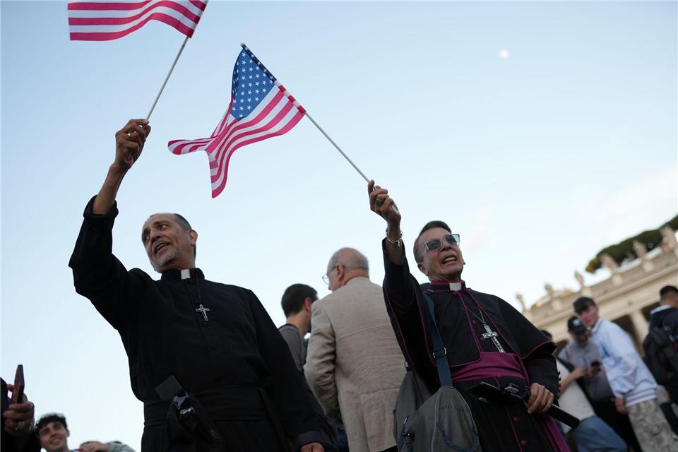 Der amerikanische Papst und der stolze Präsident Zum ersten Mal ist ein US-Amerikaner Oberhaupt der katholischen Kirche. Francisco Seco/AP/dpa