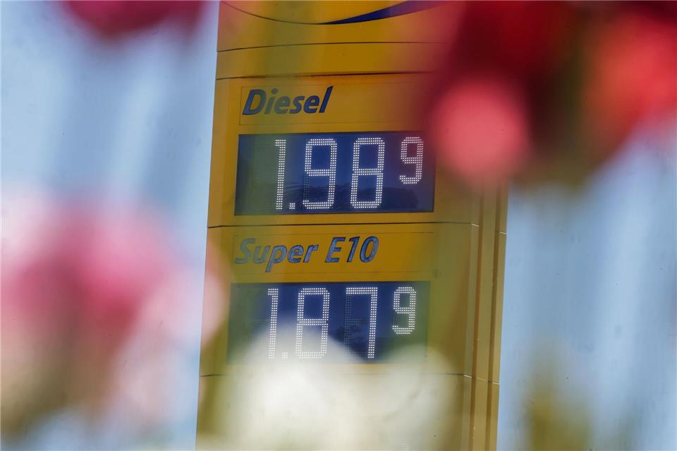 Zum ersten Mal seit Anfang März hat Diesel im bundesweiten Tagesdurchschnitt wieder weniger als 2 Euro gekostet. (Archivbild)Thomas Warnack/dpa