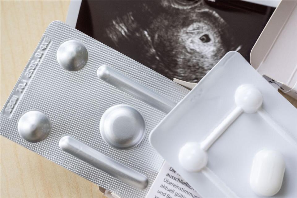 Zum ersten Mal wurde bei Schwangerschaftsabbrüchen das Medikament Mifegyne häufiger genutzt als die Absaugmethode. (Archivbild)Hendrik Schmidt/dpa