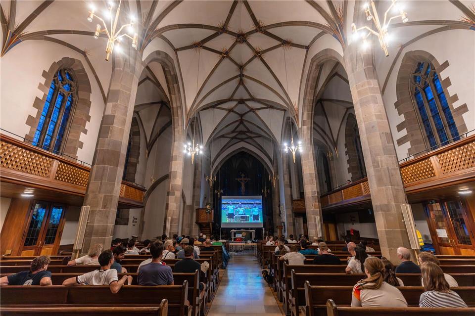 Zum ersten Public Viewing erschienen mehr als 200 Besucher.Christoph Schmidt/dpa
