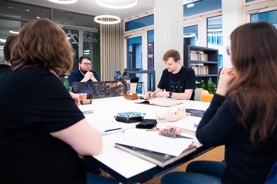 Zum fünfjährigen Bestehen lädt die „Pen & Paper“-Gruppe Interessierte am 18. Oktober von 11 bis 17 Uhr ins Farb zum Kennenlernen und gemeinsamen Spielen ein.