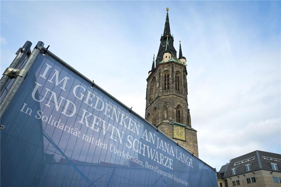 Zum fünften Jahrestag des rechtsextremistischen Terroranschlags in Halle (Saale) stehen auf öffentlichen Plätzen in der Innenstadt Plakate zur Erinnerung an die Opfer.Heiko Rebsch/dpa