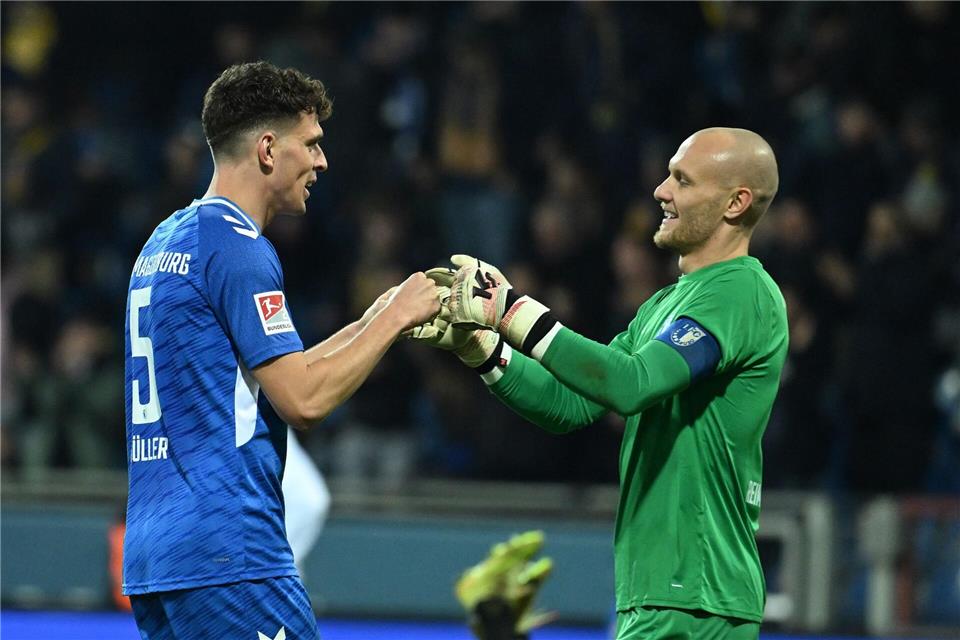 Zum fünften Mal blieb Dominik Reimann (r) mit dem FCM in der Liga ohne GegentorSwen Pförtner/dpa