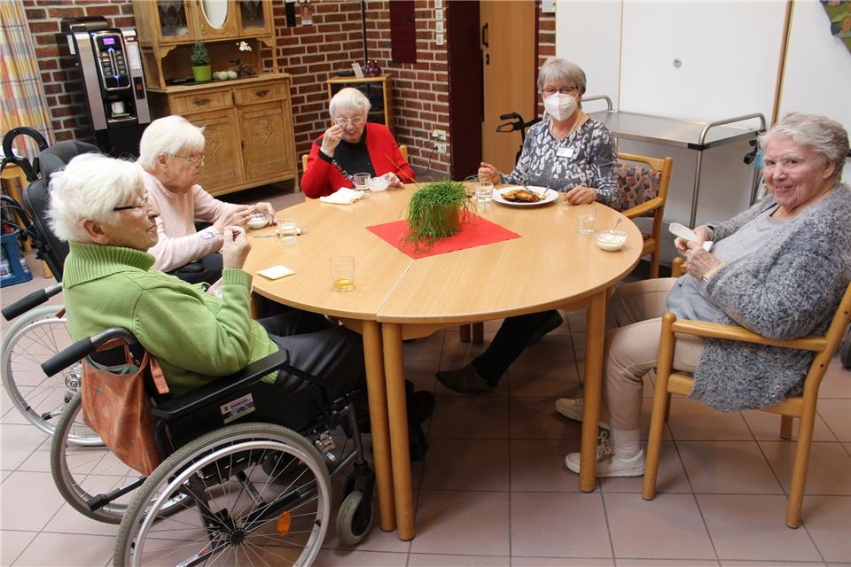 Zum gemeinsamen Mittagessen haben sich die Bewohner und Mitarbeiter nach der zweiten Impfung getroffen.