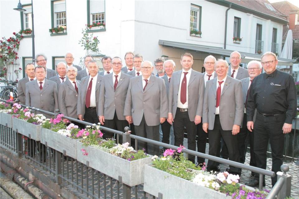 Zum gemeinsamen Singen mit den Konzert-Besuchern lädt unter anderem das Lied „Heimatlos“ von Freddy Quinn ein.