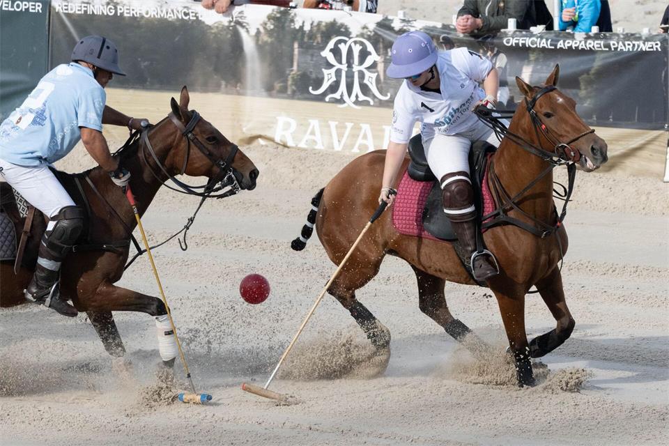 Zum inzwischen zehnten Mal treffen sich Polo-Spieler im Ostseebad Sellin.Stefan Sauer/dpa