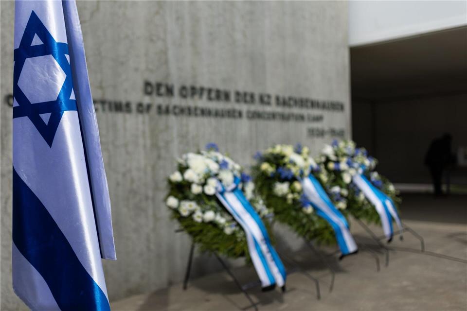 Zum israelischen Gedenktag Jom Ha-Schoah wurde auch im ehemaligen KZ Sachsenhausen in Oranienburg der Holocaust-Opfer gedacht.Hannes P. Albert/dpa