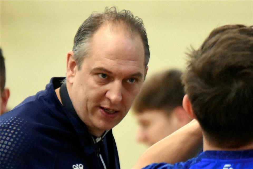 Zum letzten Mal coachte Sven Esser (links) den TV Borken in einem Heimspiel. Zuvor wurde er von den Zuschauern mit großem Applaus bedacht. 