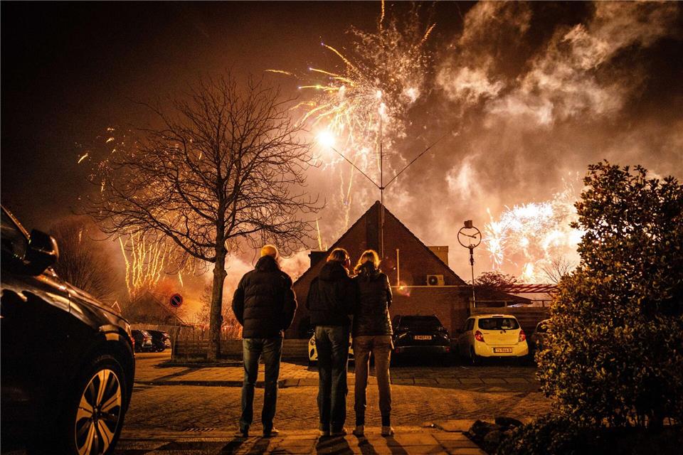 Zum letzten Mal durften die Menschen in den Niederlanden in der Silvesternacht Böller und Raketen zünden.Jeffrey Groeneweg/ANP/dpa