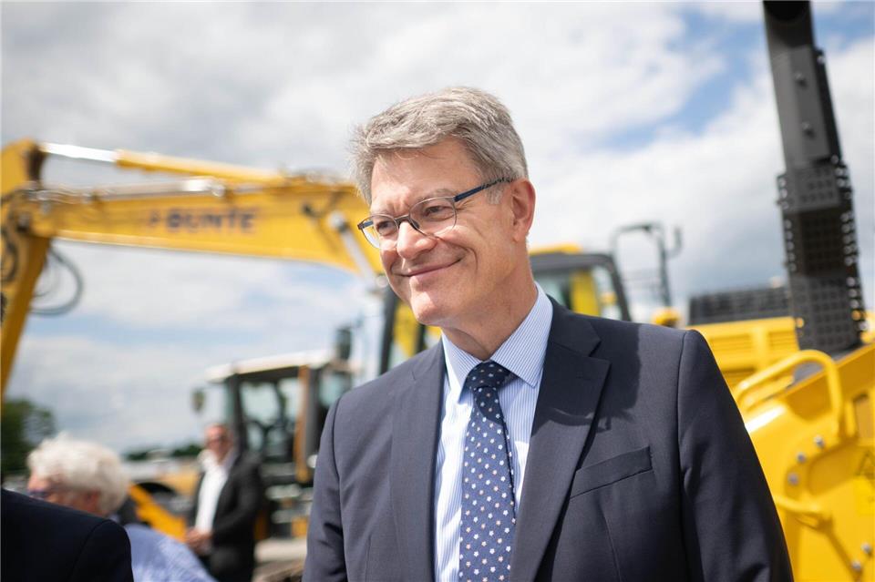 Zum symbolischen Spatenstich reiste Bundesverkehrsminister Patrick Schnieder an. Sina Schuldt/dpa