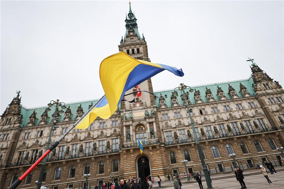 Zum vierten Jahrestag des russischen Angriffs auf die Ukraine planen Senat und Bürgerschaft eine Gedenkveranstaltung am Hamburger Rathaus. (Archivbild)Christian Charisius/dpa