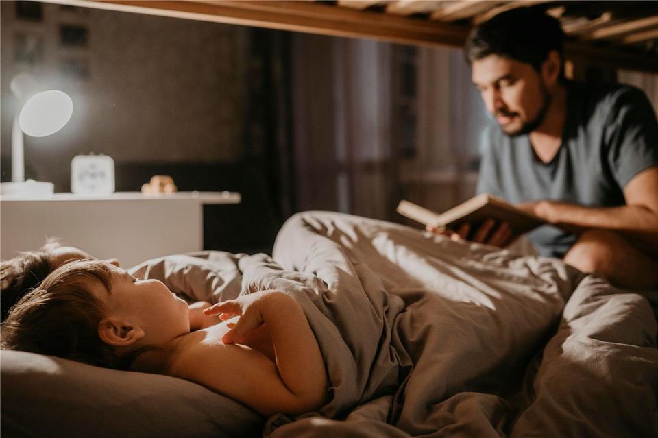 Zum vierten Mal dasselbe Buch: Manchmal brauchen Eltern starke Nerven, wenn sie ihre Kinder in den Schlaf begleiten.Anastasiya Amraeva/Westend61/dpa-tmn