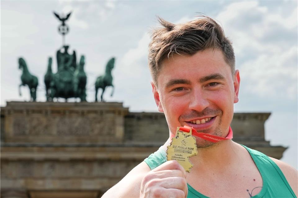 Zum zehnten Mal deutscher Meister im Kugelstoßen: David Storl bei der Siegerehrung vor dem Brandenburger Tor.