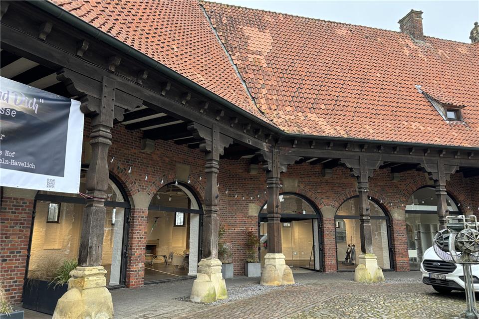 Zumindest für acht Wochen ist das Geschäft „About the Bride“ in der Remise am Schloss zu finden. Die Inhaberinnen möchten gerne auf Dauer dort bleiben.