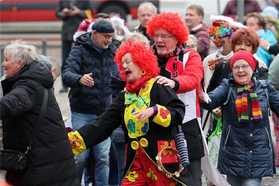 Zumindest in einem Ort in MV ist auch am Aschermittwoch noch nicht endgültig Schluss. Bernd Wüstneck/dpa