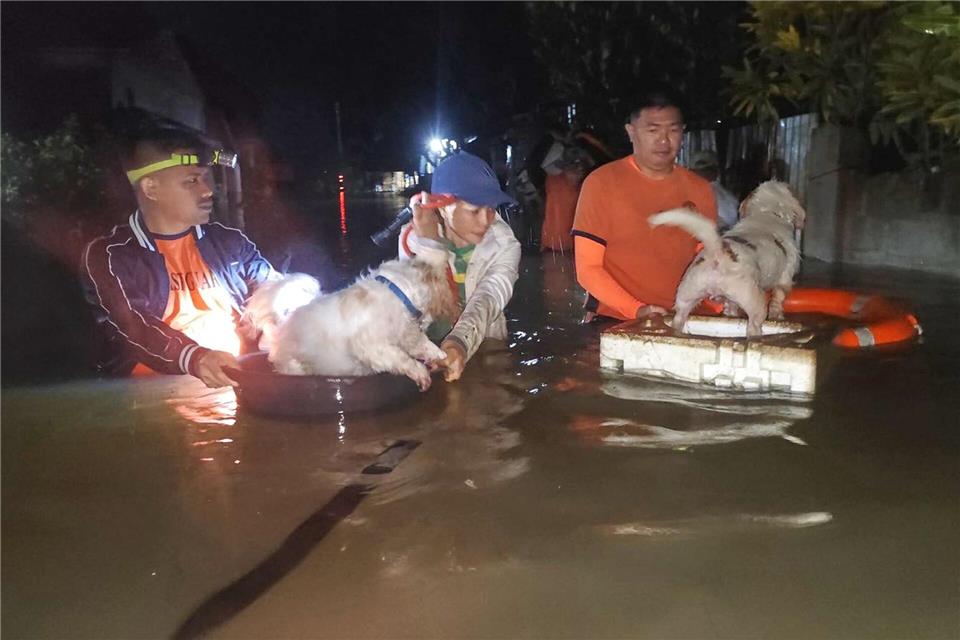 Zunächst hatte der Super-Taifun „Ragasa“ auf den Philippinen gewütet, nun ist „Bualoi“ auf Land getroffen.Uncredited/Philippine Coast Guard/AP/dpa