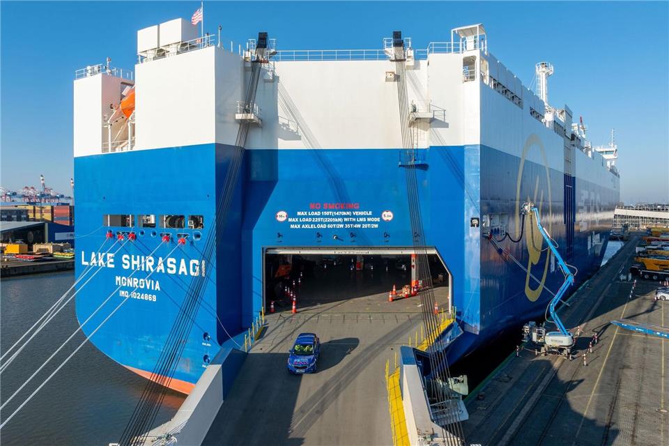 Zunächst hatte der technische Test vonseiten des Schiffes nicht geklappt. (Handout)Matthias Koch/bremenports/dpa