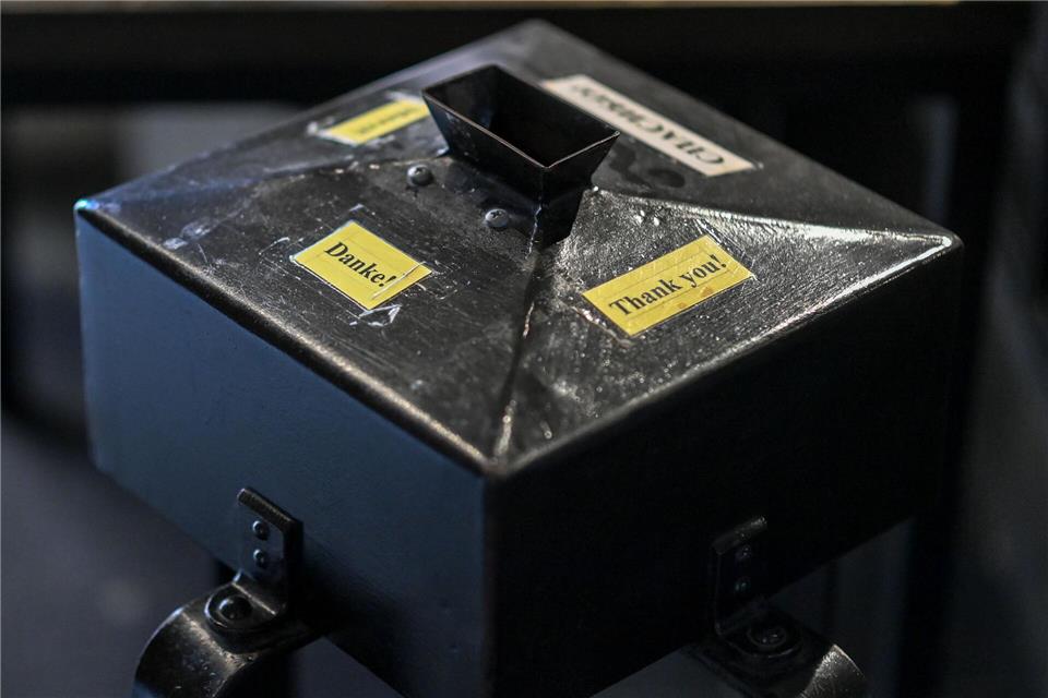 Zunächst konnten die Diebe mit der Spendenbox fliehen. (Symbolbild)Jens Kalaene/dpa
