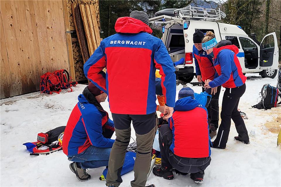Zunächst kümmerte sich die Bergwacht um den Waldarbeiter. (Handout)-/Bergwacht Grassau/dpa