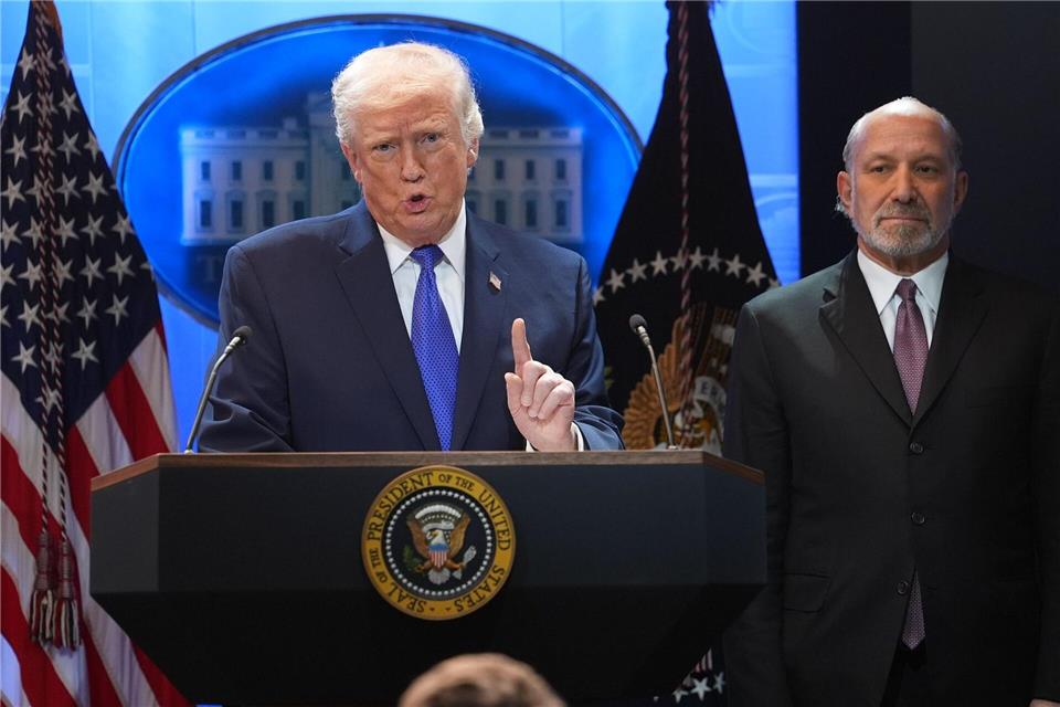 Zunächst kündigte US-Präsident Trump am Freitag einen weltweiten Zollsatz auf Importe in die USA von 10 Prozent an - um ihn dann am Folgetag auf 15 Prozent hochzusetzen.Evan Vucci/AP/dpa