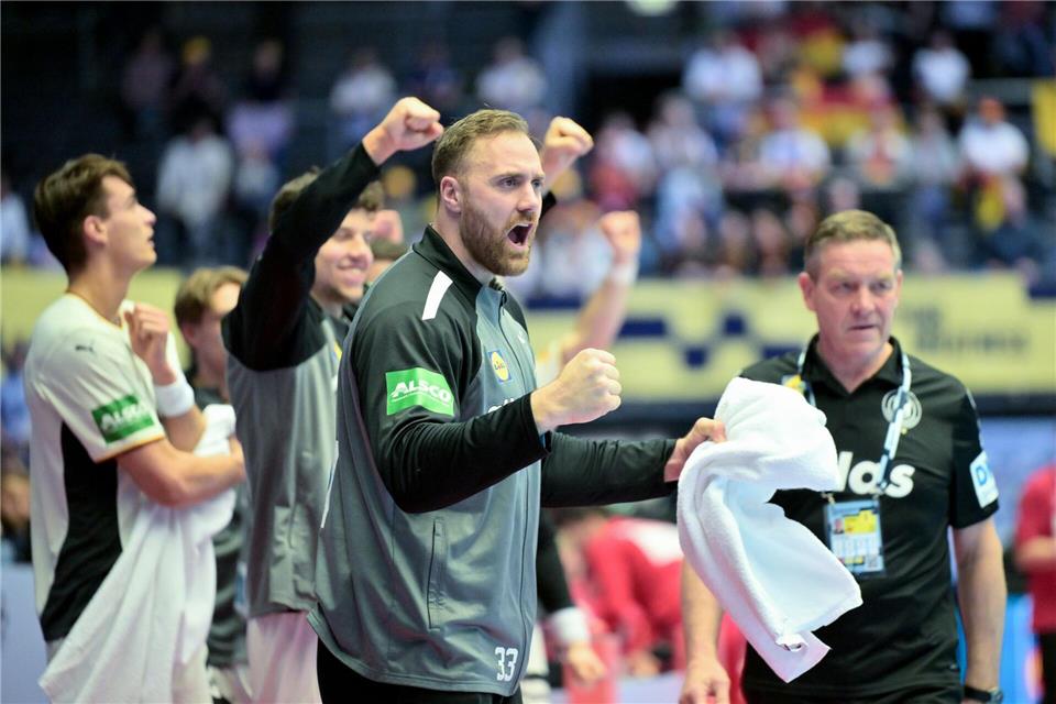 Zunächst nur Zuschauer: Torhüter Andreas Wolff unterstützt von der Seitenlinie.Sina Schuldt/dpa