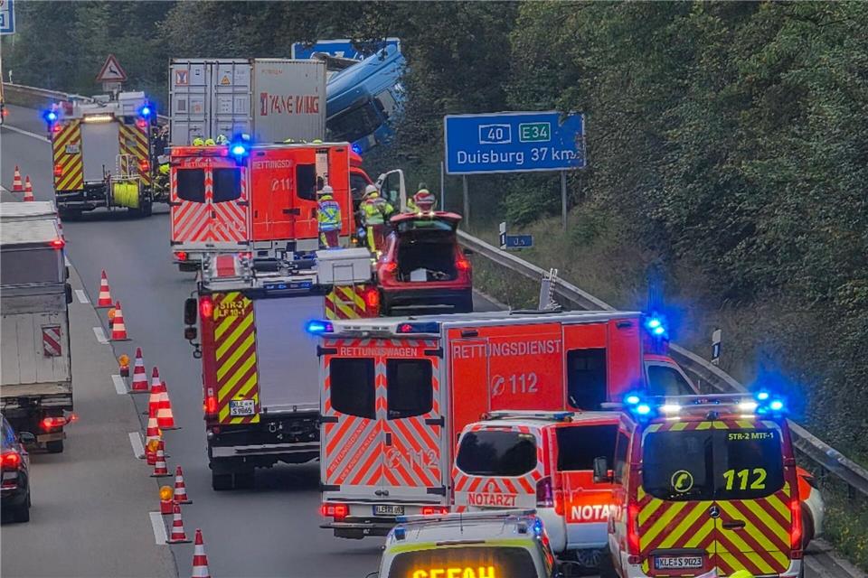 Zunächst rückte die Feuerwehr auch mit Rettungs- und Notarztwagen an. Guido Schulmann/dpa
