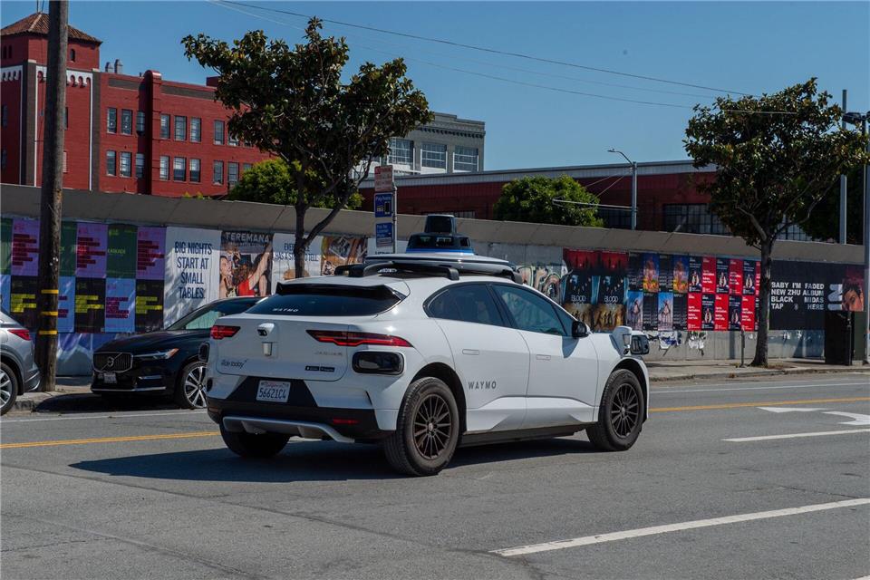 Zunächst waren fahrerlose Waymo-Robotaxis vor allem in sonnigen Gegenden wie San Francisco unterwegs. (Archivbild)Andrej Sokolow/dpa
