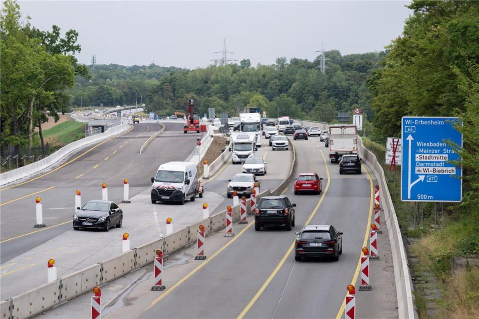 Zunächst waren nur zwei verengte Fahrstreifen in jede Richtung freigegeben worden. (Archivbild)Boris Roessler/dpa