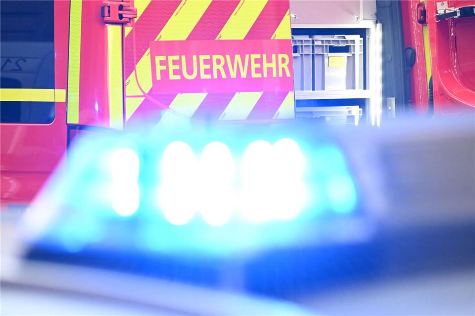 Zunächst wurde eine eingeklemmte Person gemeldet, weshalb auch die Feuerwehr alarmiert wurde. (Symbolbild)Bernd Weißbrod/dpa