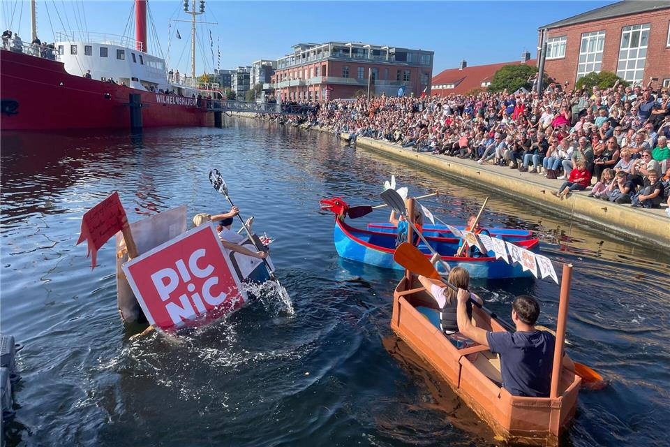Zur 14. Papierboot-Regatta in Wilhelmshaven sind sieben Teams angetreten, Hunderte Schaulustige verfolgten das Spektakel. Tom Rakow/dpa