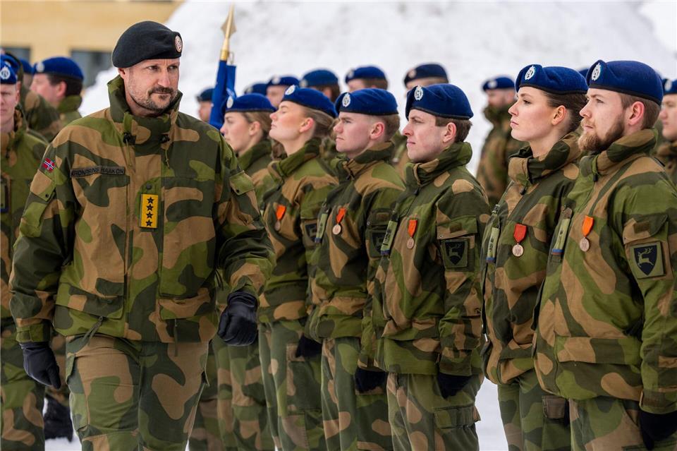 Zur Abschlusszeremonie erhielt Prinzessin Ingrid Alexandra (2.v.r.) Besuch ihres Vaters, Kronprinz Haakon.Heiko Junge/NTB Pool /dpa