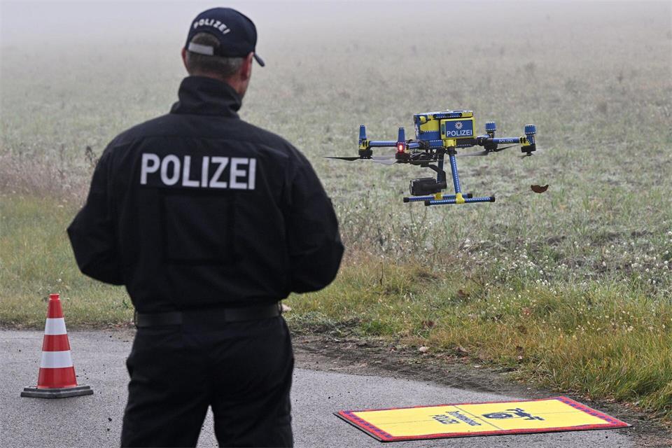 Zur Abstands-Kontrolle bei Lkw lässt die Polizeidirektion Ost eine eigene Drohne steigen.  Jens Kalaene/dpa