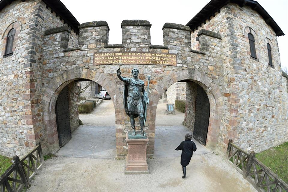 Zur Abwechslung wandeln an diesem Sonntag im Römerkastell mal keine verkleideten Römer. Mit unterschiedlichen Tänzen und Führungen sind Gäste auf eine Zeitreise in das Jahr 1900 eingeladen. (Archivbild)Arne Dedert/dpa