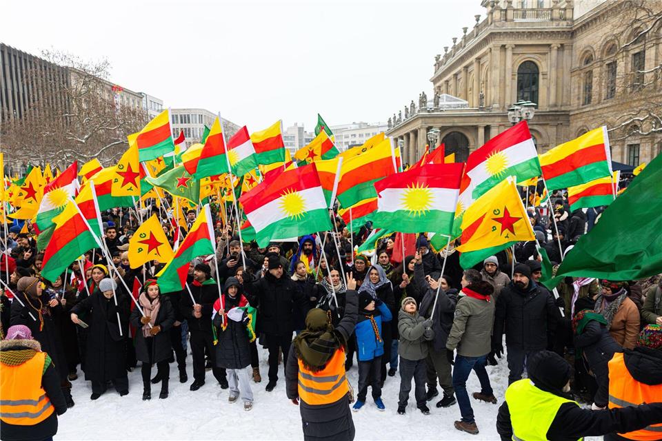 Zur Auftaktkundegebung auf dem Opernplatz zählte die Polizei ersten Angaben zufolge 3.500 Teilnehmerinnen und Teilnehmer.Michael Matthey/dpa