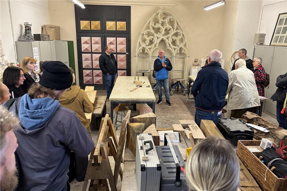 Zur Auftaktveranstaltung gehörte auch eine Führung durch die Werkstätten, die auch in der Vorburg von Schloss Raesfeld untergebracht sind.