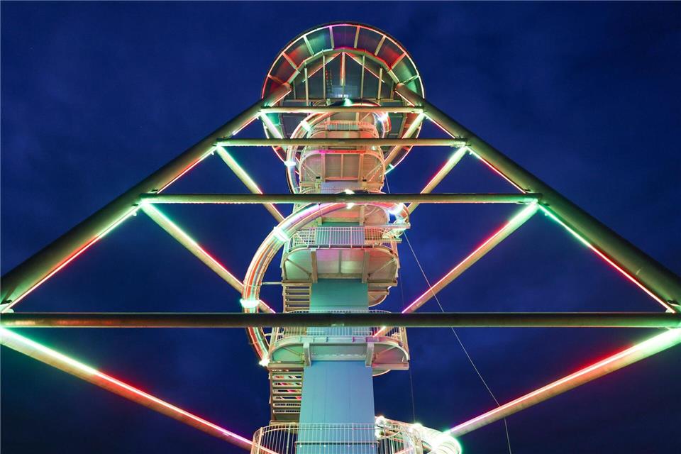 Zur Aussichtsplattform der neuen Erlebnispyramide gelangen Besucher per Treppe und Aufzug. Nach unten führt auch eine spiralförmige Rutsche. Jan Woitas/dpa