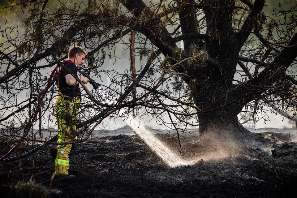 Zur Bekämpfung der Flammen baten die Niederlande zum ersten Mal auch andere Länder um Hilfe.Rob Engelaar/ANP/dpa