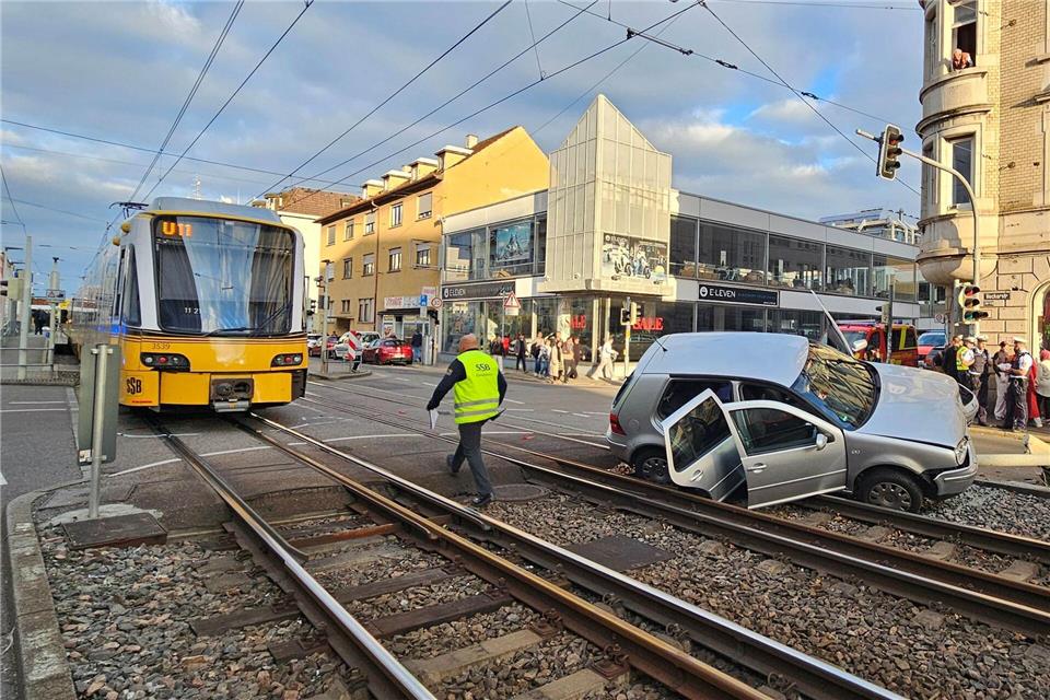 Zur Bergung musste ein Kran der Feuerwehr eingesetzt werden.Andreas Rosar/dpa