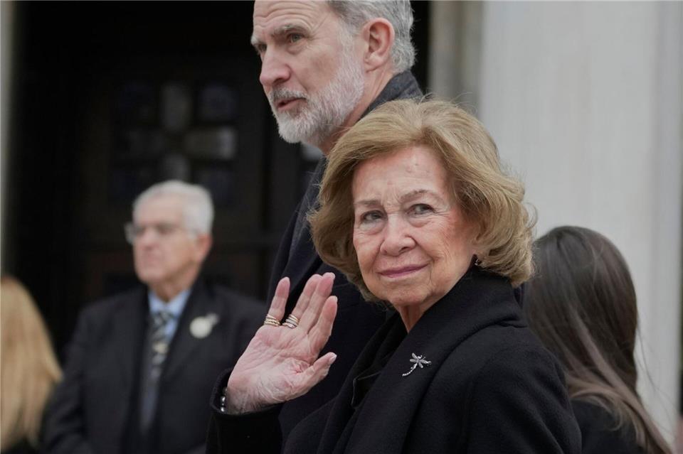 Zur Bestattung nach Athen gereist: Die ehemalige Königin Sofia und Spaniens König Felipe.Petros Giannakouris/AP/dpa