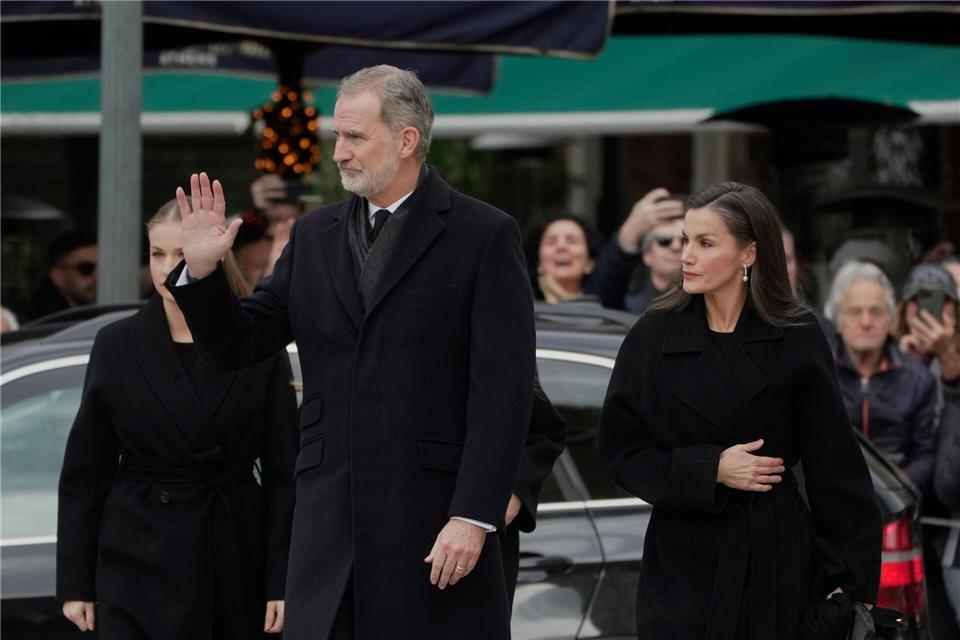 Zur Bestattung von Irene von Griechenland nach Athen gereist: Spaniens König Felipe (l). Petros Giannakouris/AP/dpa