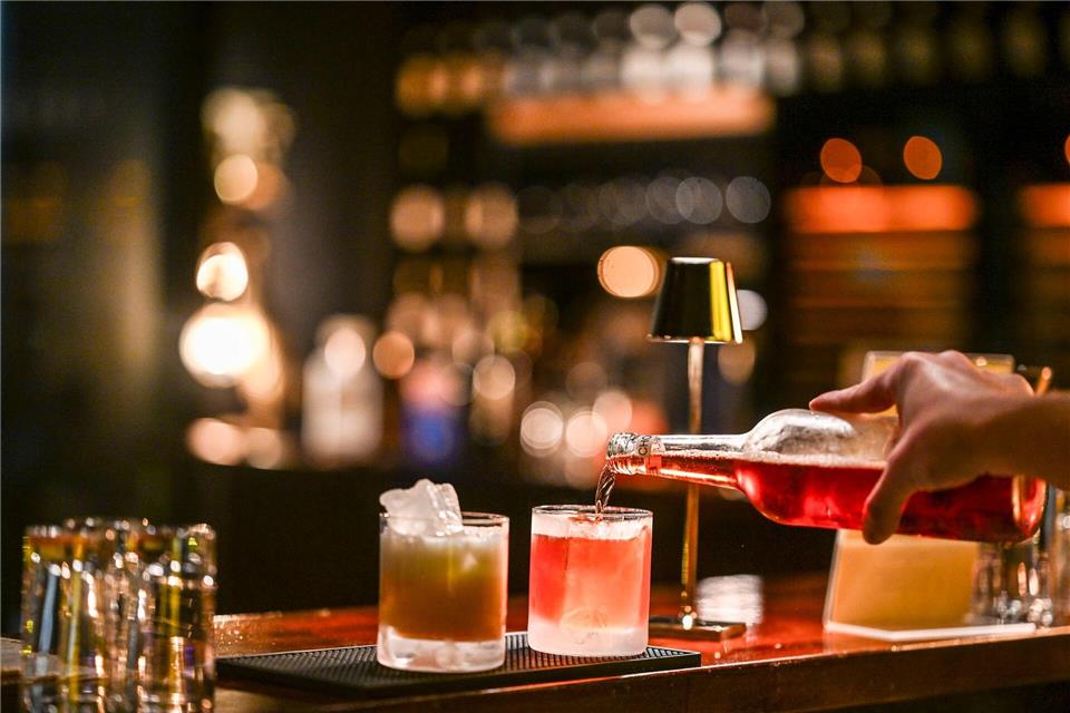 Zur Cocktail Week werden in den teilnehmenden Bars zwei spezielle Drinks ausgeschänkt.Jens Kalaene/dpa