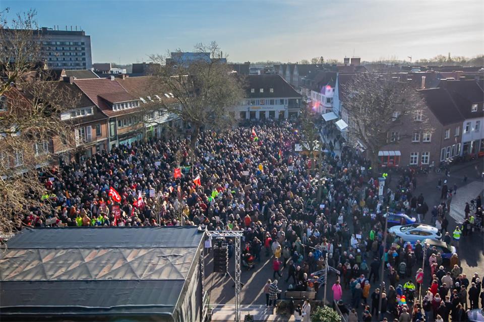 Zur Demokratie gehört das Demonstrationsrecht: Am 27. Januar 2024 fand in Borken die größte Kundgebung in der jüngeren Stadtgeschichte statt. Mehrere tausend Teilnehmer versammelten sich auf dem Marktplatz und demonstrierten für Demokratie.