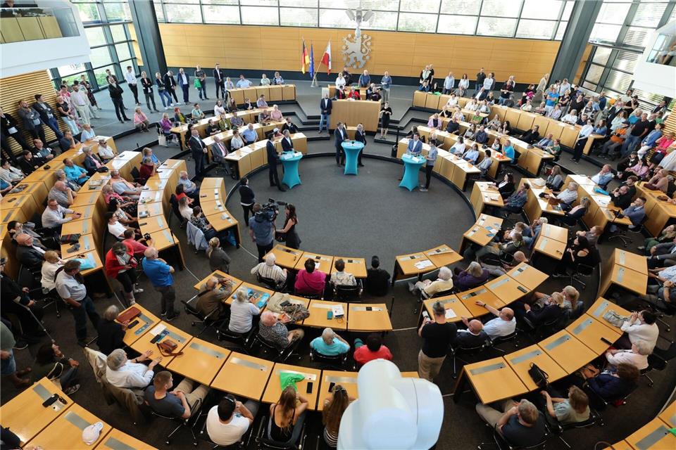 Zur Diskussionsrunde mit den Fraktionschefs war der Plenarsaal voll besetzt.Bodo Schackow/dpa