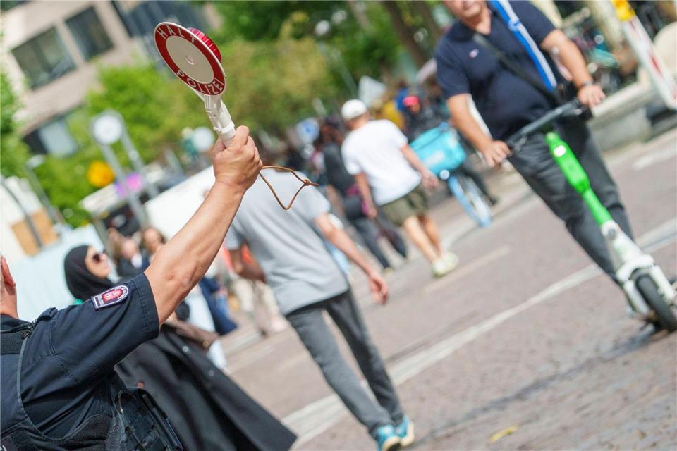 Zur Eindämmung der Gefahren bei der Nutzung von E-Scootern setzt die hessische Polizei auf Prävention und Kontrollen. (Archivbild)Andreas Arnold/dpa