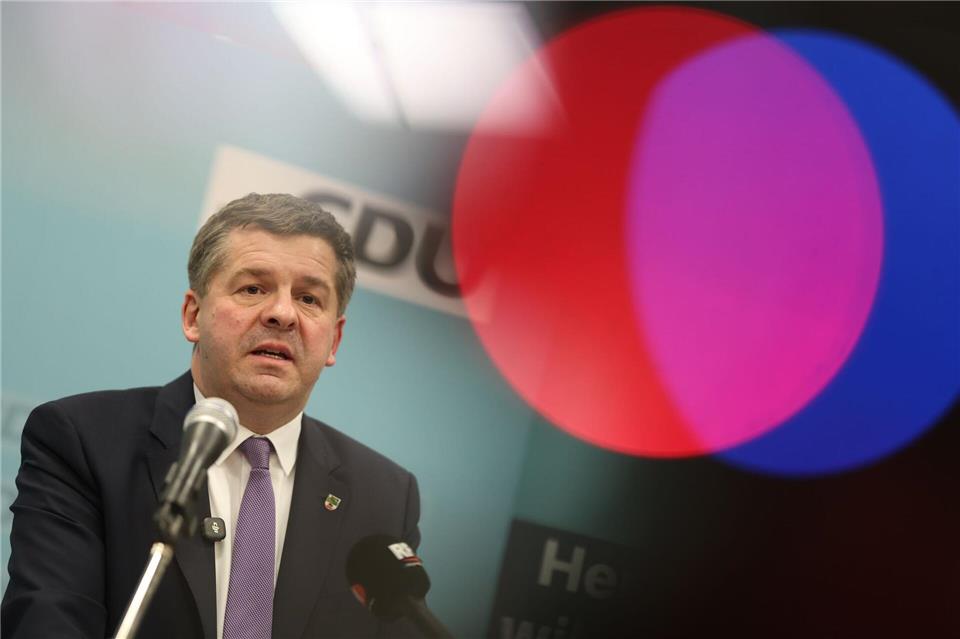 Zur Entlastung von Unternehmen und Verbrauchern angesichts steigender Ölpreise bringt Sachsen-Anhalts Ministerpräsident Sven Schulze (CDU) ein Aussetzen des Emissionshandels ins Spiel. (Archivbild)Matthias Bein/dpa