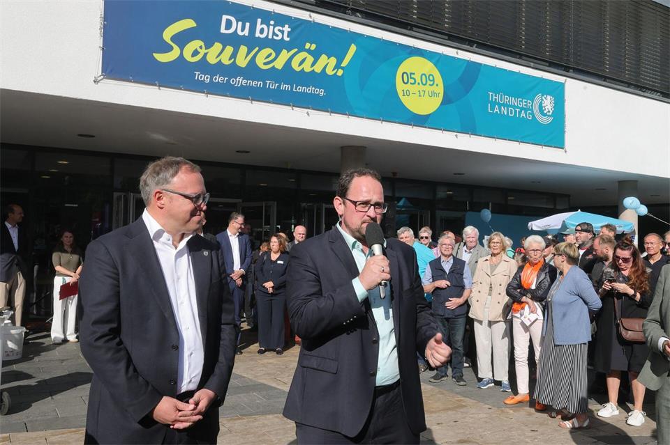 Zur Eröffnung des Tags der offenen Tür im Landtag begrüßten der Landtagspräsident Thaddäus König und Ministerpräsident Mario Voigt (beide CDU) die Besucherinnen und Besucher. Bodo Schackow/dpa