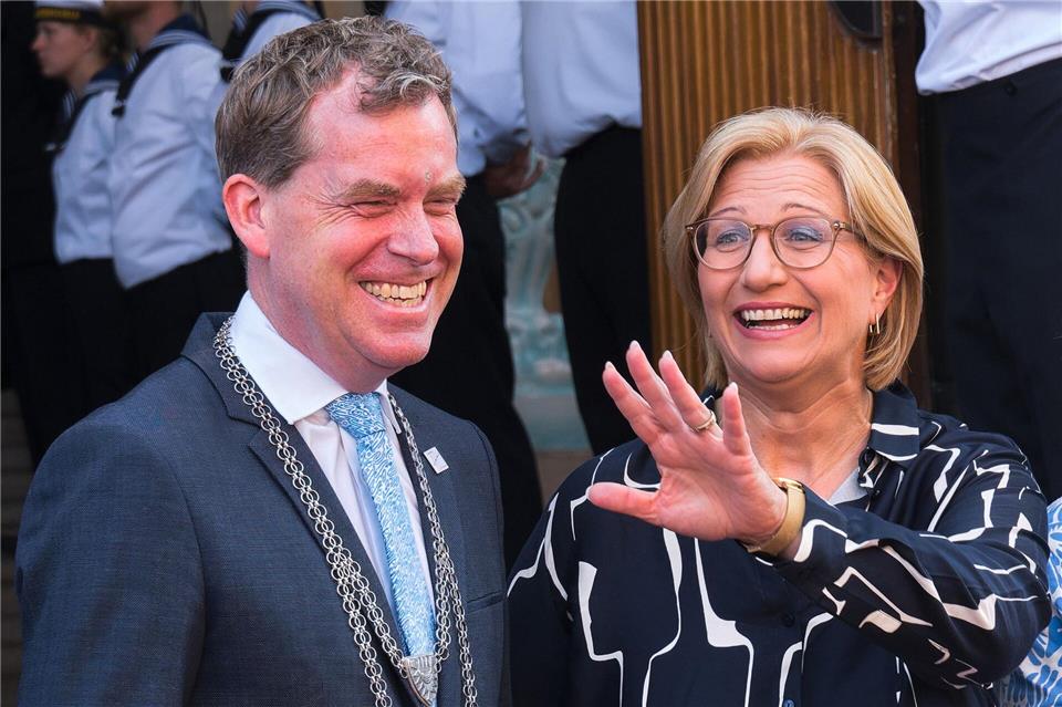 Zur Eröffnung kam Bundesratspräsidentin Anke Rehlinger. Oberbürgermeister Ulf Kämpfer (beide SPD) nahm sie in Empfang.Marcus Golejewski/dpa