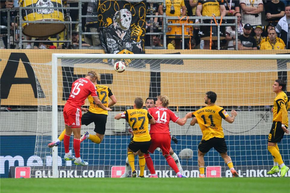 Zur Führung nach einer Ecke: Tom Rothe köpfte Union Berlin zum 1:0. Robert Michael/dpa