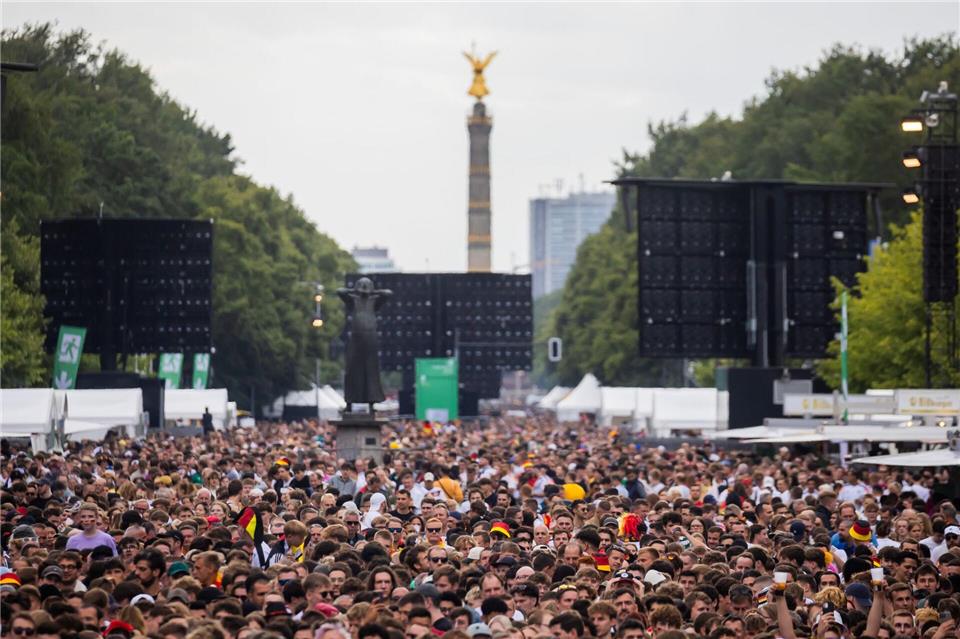 Zur Fußball-WM 2026 gibt es keine Fanmeile am Brandenburger Tor. (Archivbild)Christoph Soeder/dpa