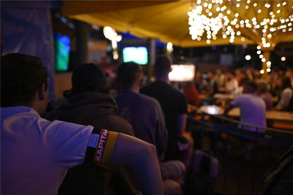Zur Fußball-WM dürfen Gaststätten in Halle ihre Freisitze bei Live-Übertragungen ausgewählter Spiele länger geöffnet halten. (Symbolbild) Robert Michael/dpa